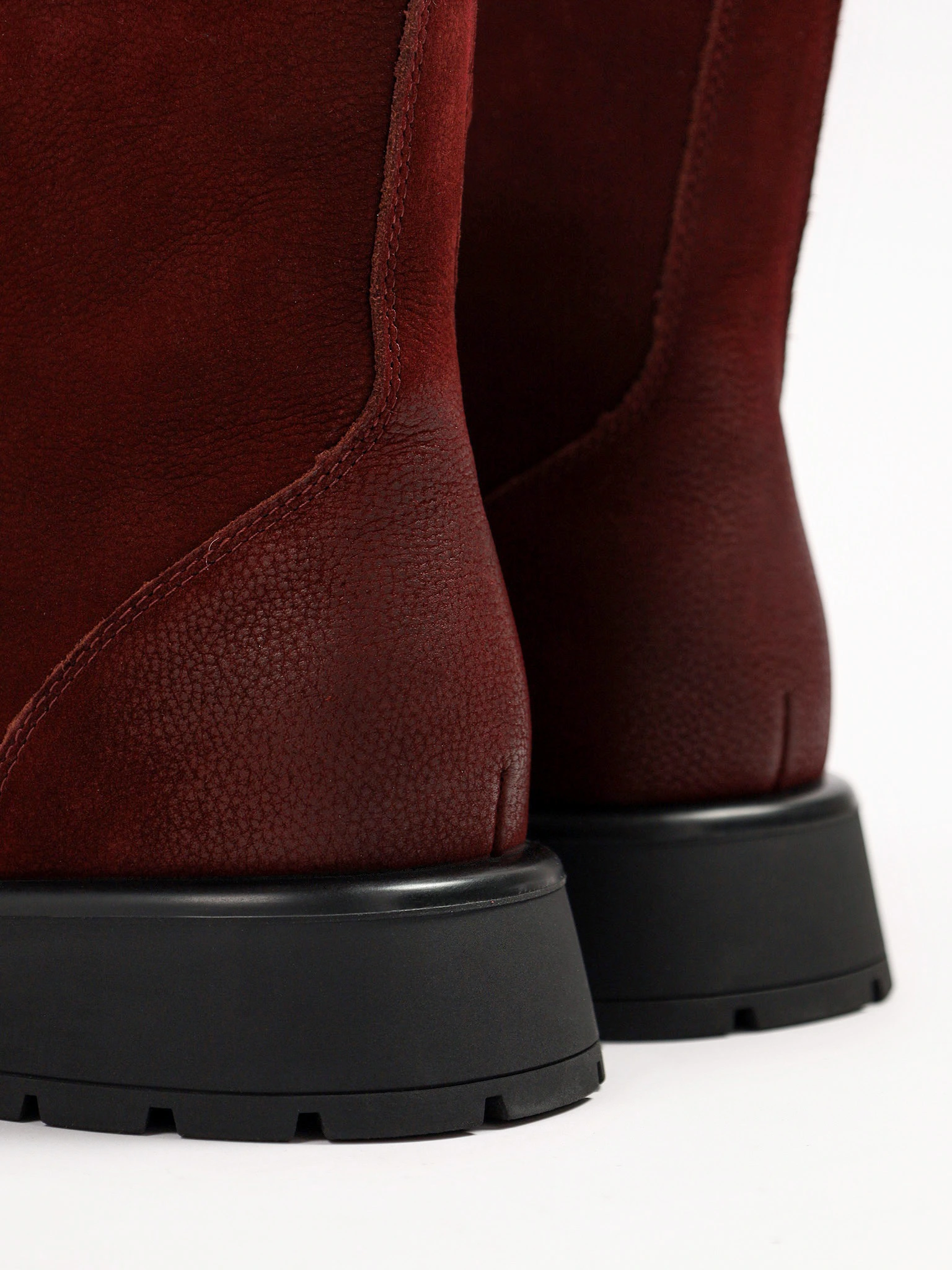 Ботинки бордового цвета на рельефной подошве